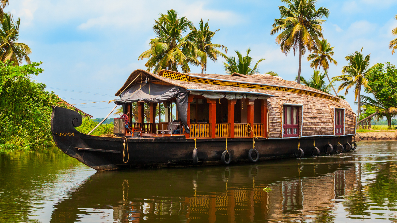 Alleppey houseboat cruise on Kerala backwaters